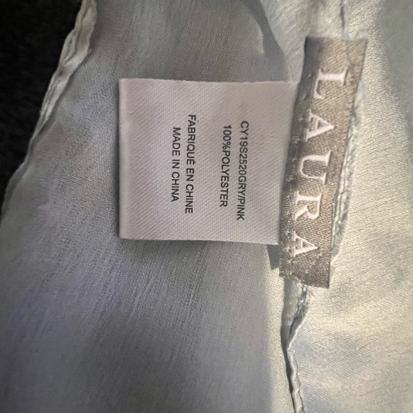 Gorgeous Laura rose print scarf - Picture 3 of 3